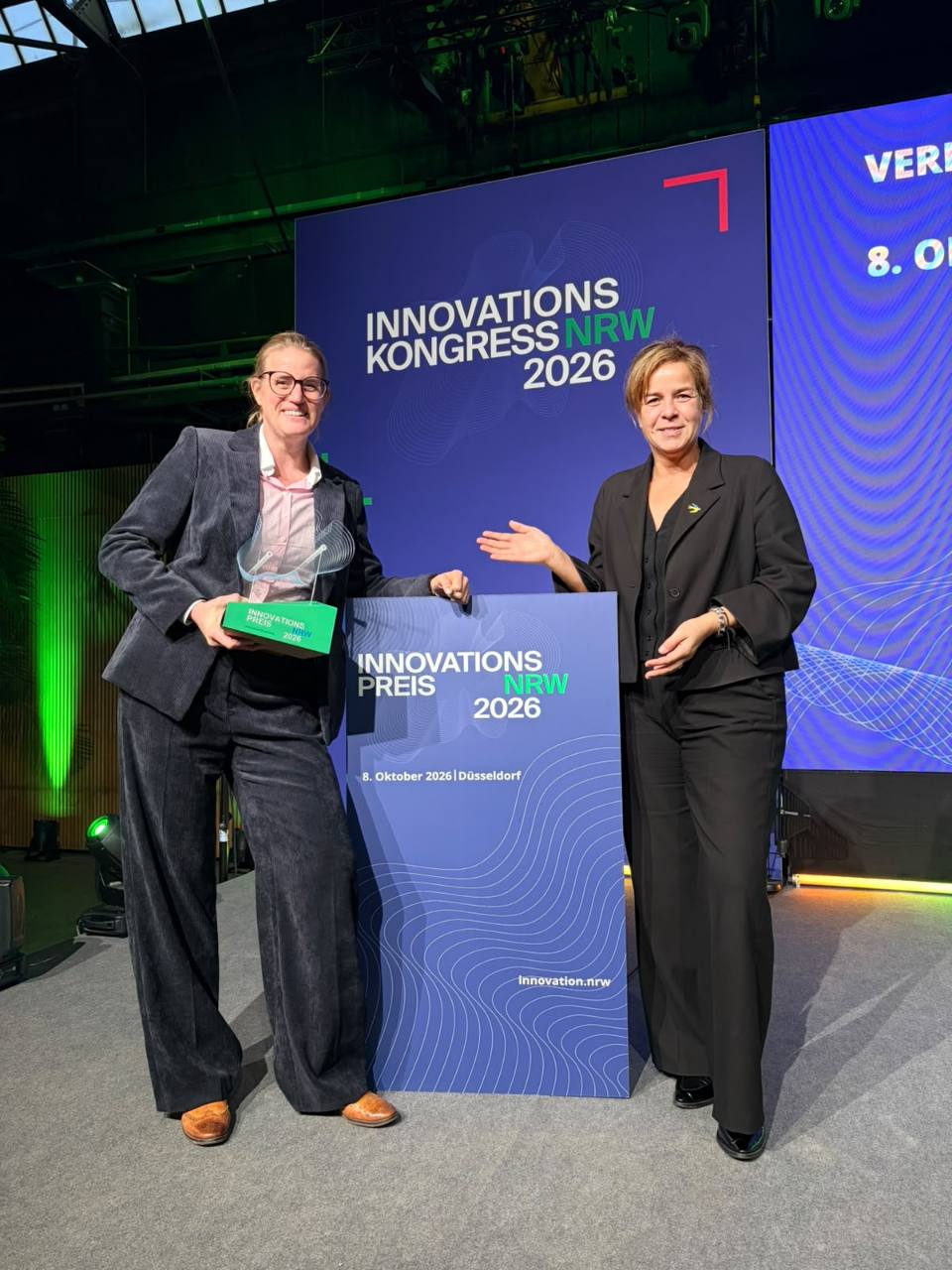 Christine Batsch erhält den Innovationspreis NRW 2026 neben NRW-Wirtschaftsministerin Mona Neubaur