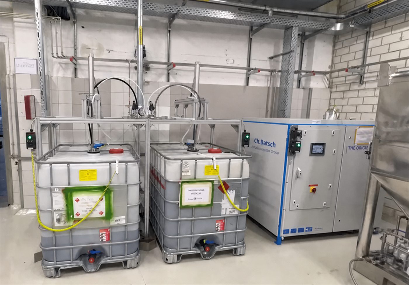 Batsch SLD mit IBC-Behältern in einer Produktionsumgebung